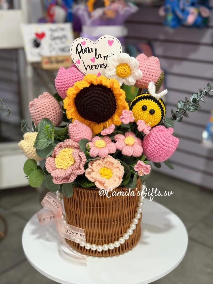 Arreglo de flores tejidas a mano en crochet con girasol y abeja