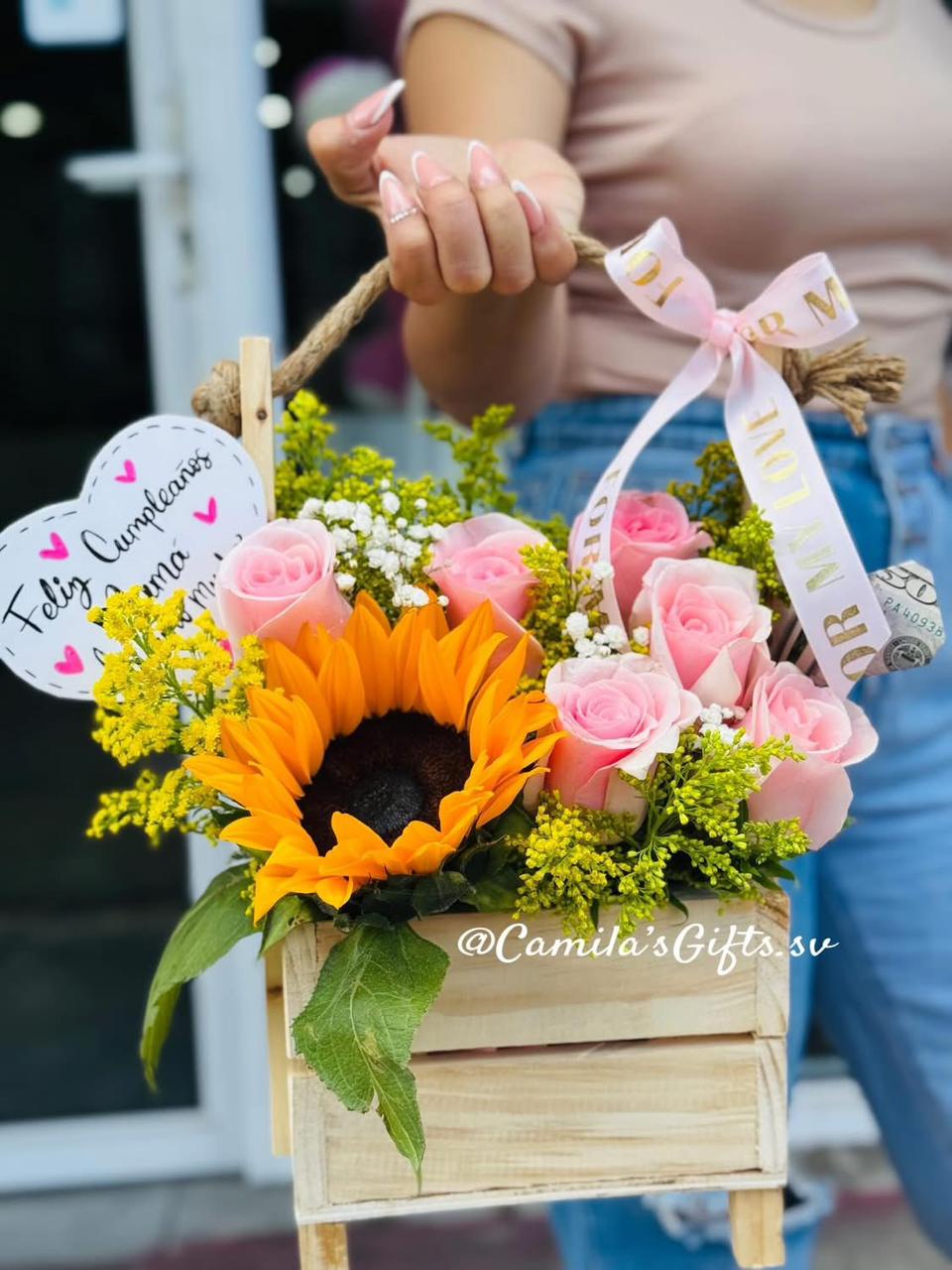 Cajita de madera con girasol y rosas rosadas con dedicatoria